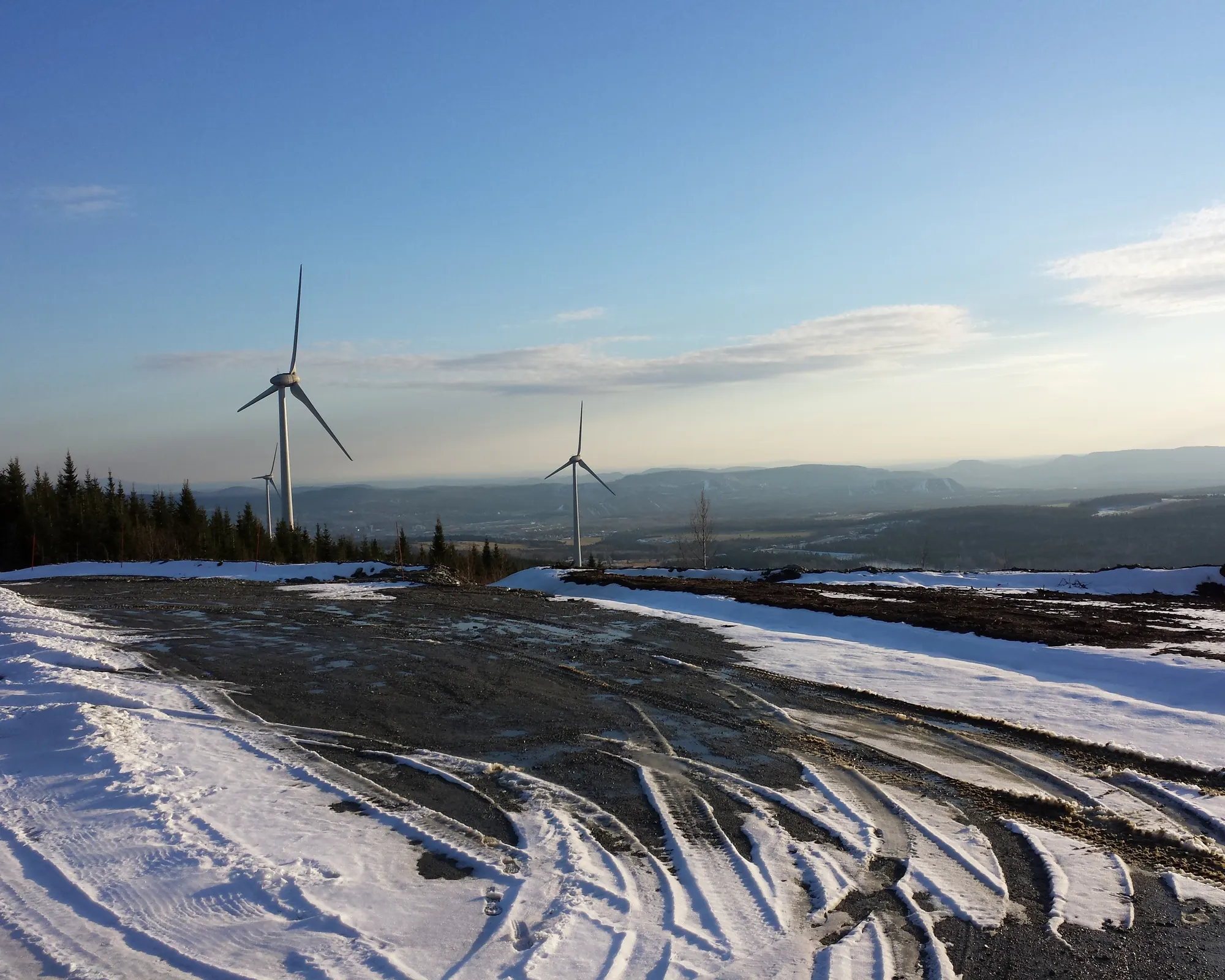Parc éolien sur une crête enneigée, secteur de Thetford Mines